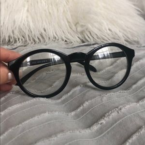 Hipster style clear glasses.